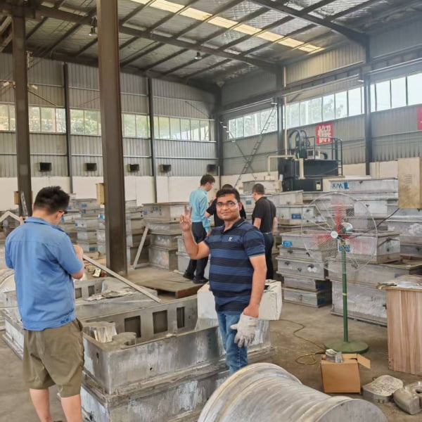 印度客戶蒞臨龍尊模具檢查模具