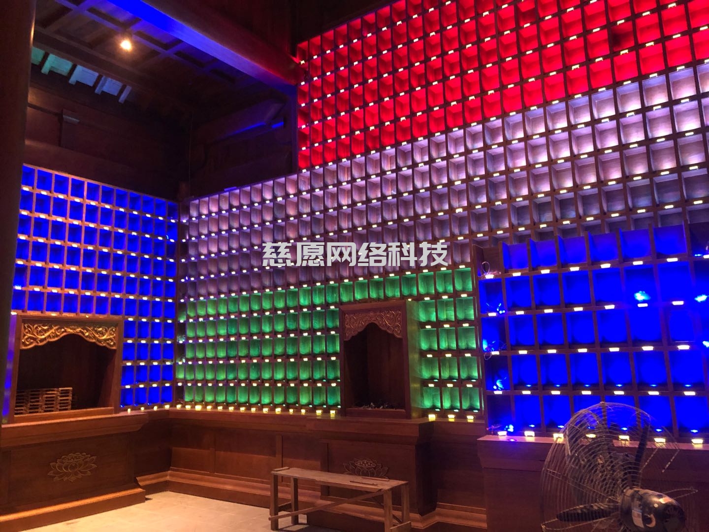 慈愿智能萬(wàn)佛墻和光明燈為什么要設(shè)計(jì)成32種可變顏色燈板，3種顏色的公示姓名牌？