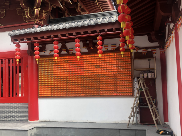 龍之夢(mèng)臥龍寺萬(wàn)佛墻前供奉光明心愿燈有感：禮佛在人，供燈在心